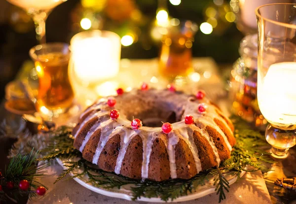 Traditioneller Weihnachtskuchen mit Trockenfrüchten, Rosinen und Nüssen — Stockfoto
