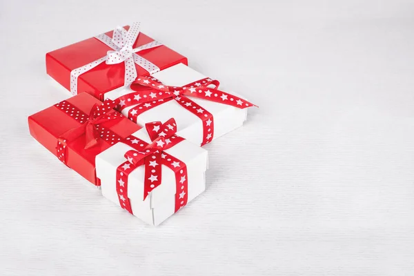 Geschenk-Boxen mit Bändern auf weißem Hintergrund — Stockfoto