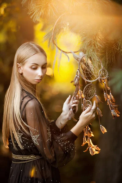 Fille avec Dream Catcher sur le fond de coucher de soleil — Photo