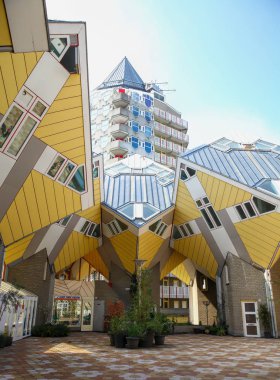 Rotterdam 'da kübik evler ve Blaaktower. 