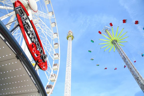 Amusement park ride in center city, Amsterdam, Netherlands. — Stock Photo, Image