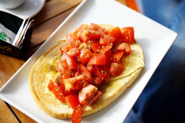 Doğranmış sebzeler, otlar ve yağ ile İtalyan domates bruschetta