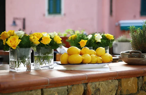 Tallrik med färska citroner på bordet i restaurangen. — Stockfoto