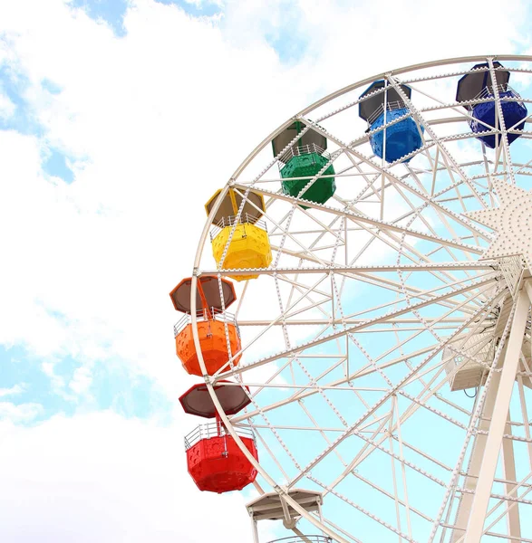 Цветное колесо обозрения в парке аттракционов Tibidabo — стоковое фото