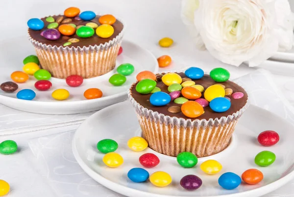 Muffins Mit Schokolade Und Farbigen Tropfen — Stockfoto