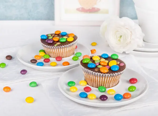 Muffins Mit Schokoladenfarbenen Tropfen — Stockfoto