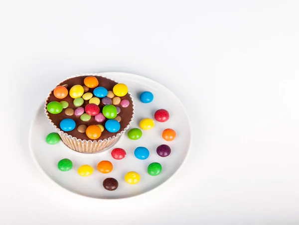 Muffin Mit Schokolade Und Farbigen Tropfen — Stockfoto