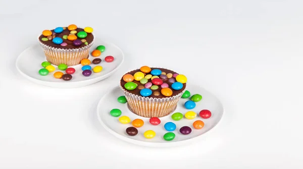 Muffins Mit Schokolade Und Farbigen Tropfen — Stockfoto