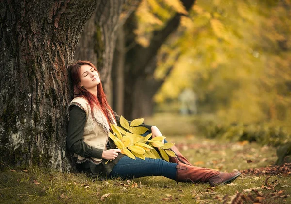 Chica Soñadora Con Pelo Rojo Con Hojas Amarillas Las Manos — Foto de Stock