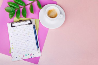 Planlayıcı, kalem, bir fincan espresso, yeşil dal, pembe arka grup