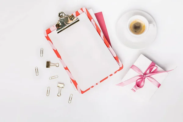 Flatlay Mit Planer Leeres Klemmbrett Goldenes Büropapier Tasse Espresso Geschenkbox — Stockfoto