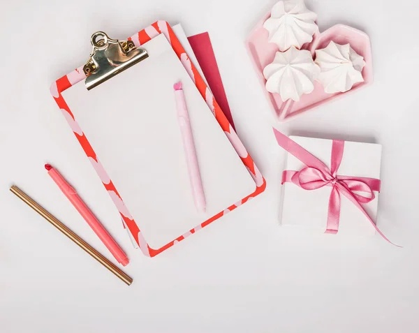 Flatlay Mit Planer Klemmbrett Büropapier Süßigkeiten Geschenkbox Weißer Hintergrund Muttertagskonzept — Stockfoto