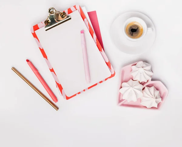 Flatlay Med Planerare Blank Clip Board Rosa Kontor Brevpapper Kopp Royaltyfria Stockbilder