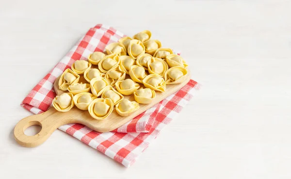 Tortelloni Cuire Sur Une Planche Bois Sur Une Nappe Carreaux — Photo