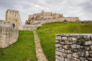 Slovakya 'daki Yedek Kale. Bir tepedeki anıtın iç kısmı. Eski duvarlar.