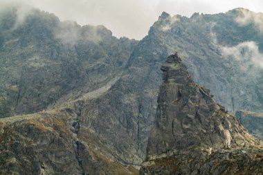 Polonya Tatra dağlarında Mnich Zirvesi. Gri kayalık zirve. Dağ yürüyüşü