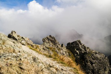 Polonya 'nın güneyindeki Tatra Dağları' ndaki Szpiglaskowy Wierch zirvesinden görüntü.