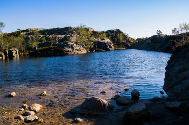 Cliff Preikestolen Norveç 'te. Kayaların arasında bir gölet. Bir kaya rafından güzel manzara.