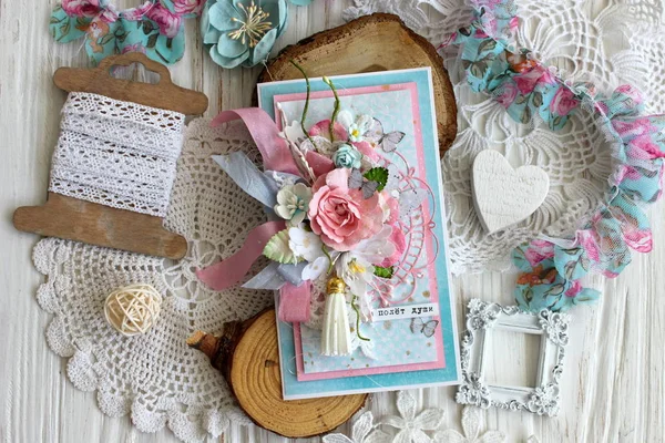 一张手工制作的卡片 上面有花 丝带和麂皮绒和粉红色和蓝色的流苏 — 图库照片