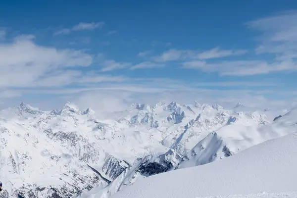 Büyük beyaz sırt Dombai, Kayak Merkezi yakın kısımları 2018 Kış
