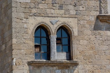 Pencereler, kapılar, elementler ve binaların dekorasyonları