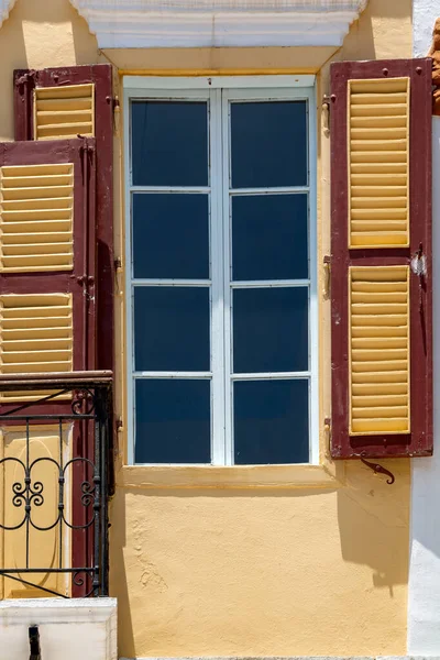 Pencereler, kapılar, elementler ve binaların dekorasyonları — Stok fotoğraf