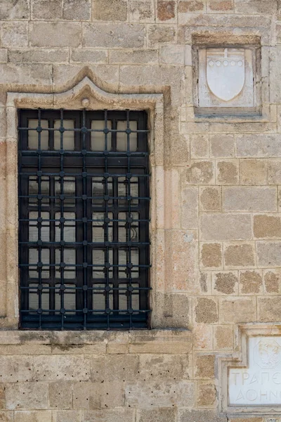 Окна, двери, элементы и украшения домов и зданий — стоковое фото