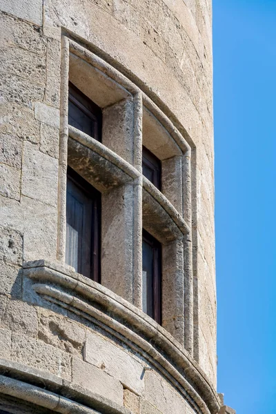 Ventanas, puertas, elementos y decoraciones de casas y edificios —  Fotos de Stock