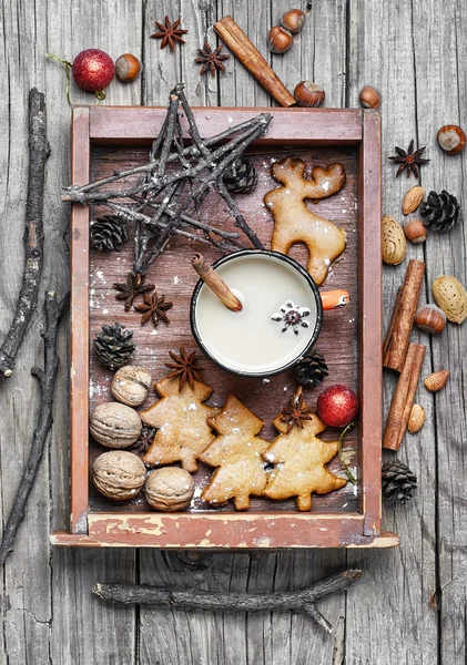 木箱にコーヒーとクリスマスのシンボルのカップ — ストック写真