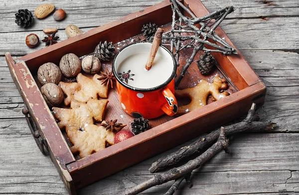 Šálek kávy a vánoční symbol v dřevěné krabičce — Stock fotografie