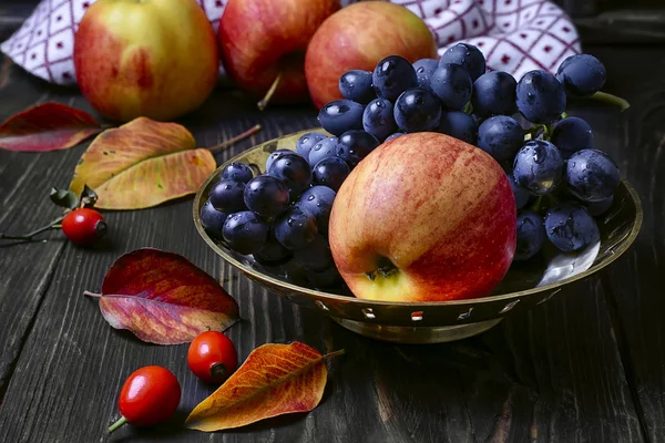 Stillleben mit Äpfeln und Trauben — Stockfoto