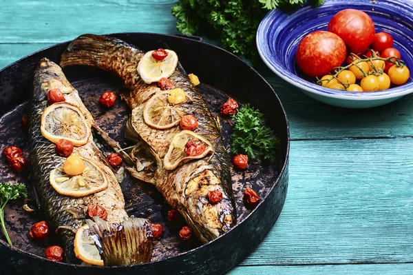 In de stijlvolle pan gebakken vis — Stockfoto
