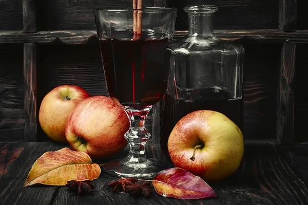 Коктейль сангрия с яблоком — стоковое фото
