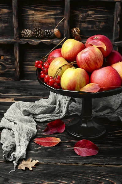 Manzanas en jarrón para frutas — Foto de Stock