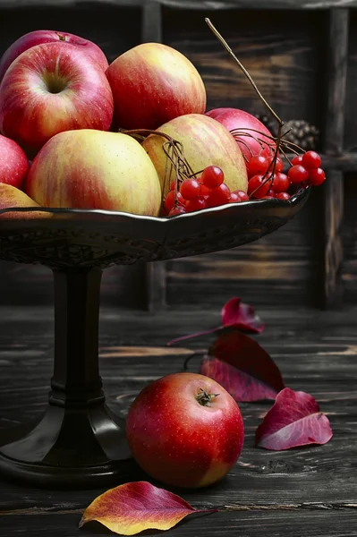 Jabłka w wazonie na owoce — Zdjęcie stockowe
