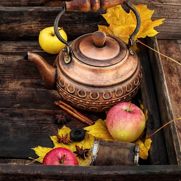 Copper kettle and autumn leaf fall — Φωτογραφία Αρχείου