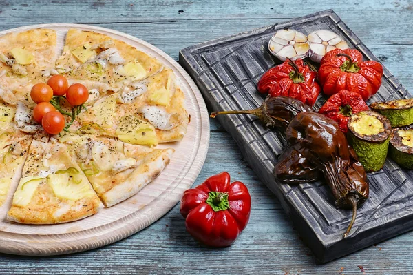 Pizza i pieczone warzywa — Zdjęcie stockowe