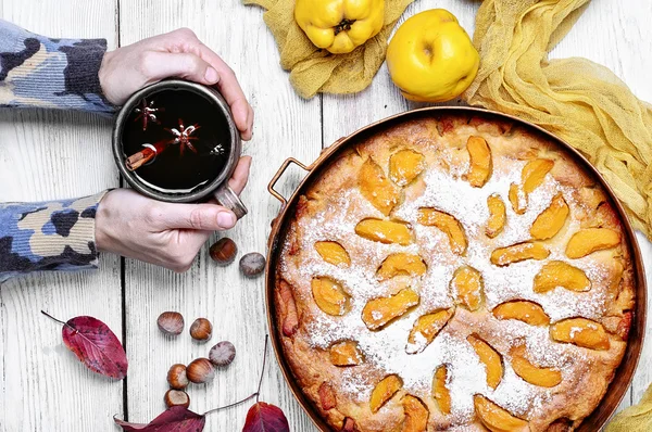 Pie with autumn quinces — Stock Photo, Image