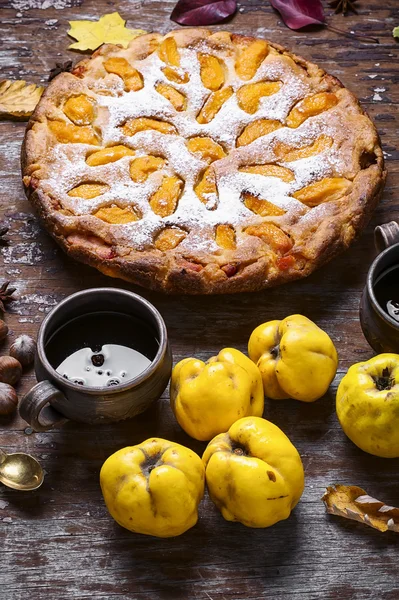 Tarta con membrillos de otoño —  Fotos de Stock