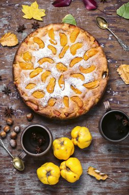 Sonbahar ayvaları ile pasta