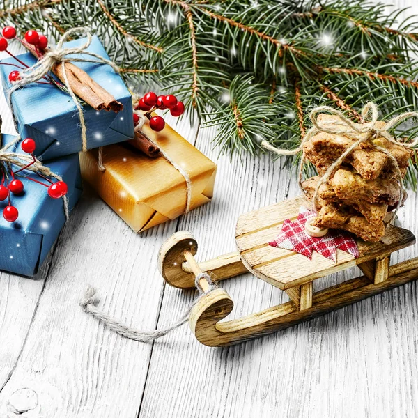 La slitta e il regalo di Babbo Natale. Biglietto di Natale — Foto Stock