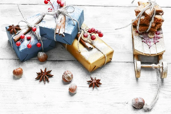 Santa's slee en cadeau. Kerstkaart — Stockfoto