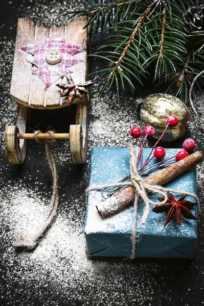 Trineo de Navidad y caja con regalos —  Fotos de Stock