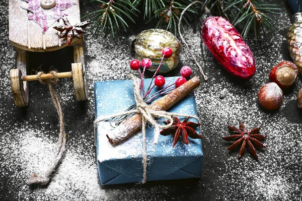 Kerst slee en vak met geschenken — Stockfoto