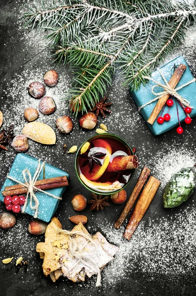 Glühwein mit Gewürzen — Stockfoto