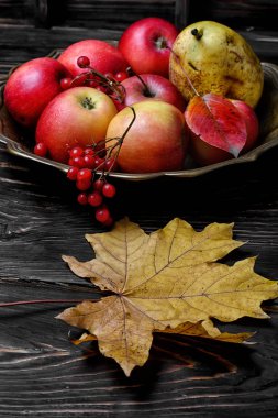 Elma ile bakır tepsi