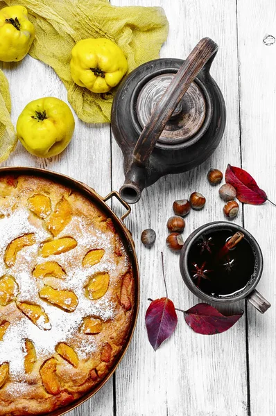 Tarta con membrillos de otoño —  Fotos de Stock