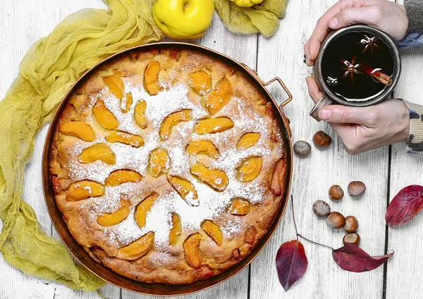 Пирог с осенней айвой — стоковое фото
