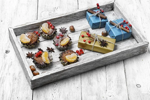 Kerst cupcakes en geschenken — Stockfoto