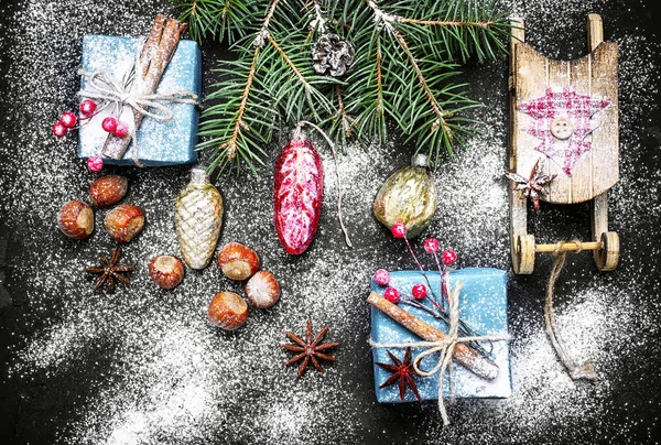 Trineo de Navidad y caja con regalos —  Fotos de Stock